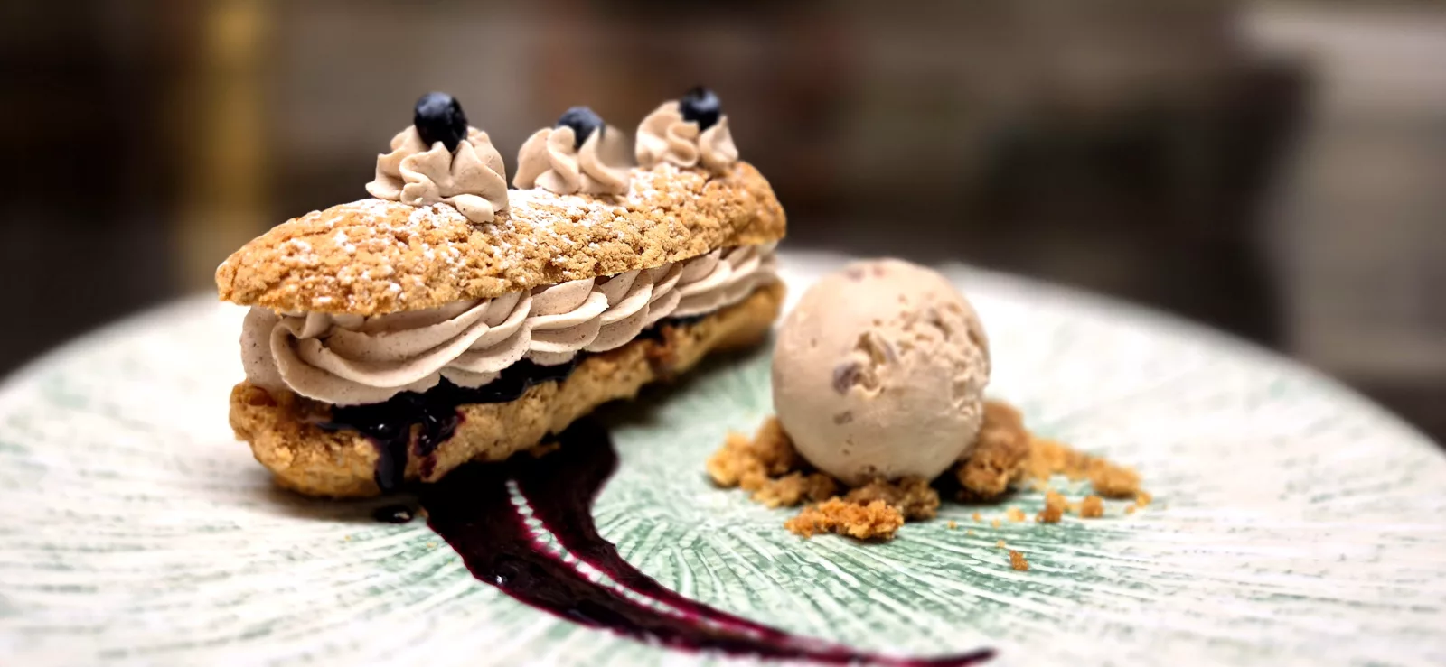 Éclair myrtille et châtaigne, coulis de myrtille, boule de glace et crumble