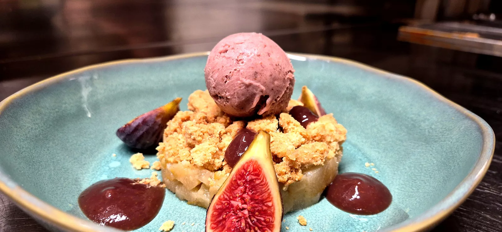 Crumble poire et figue, figues fraîches, coulis de figue et boule de glace