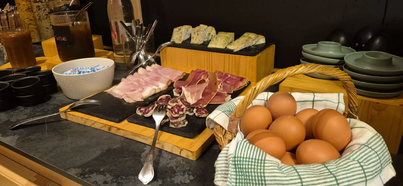 Charcuteries de pays, bleus et tomes de la Fromagerie Gardon et panier d'œufs frais au buffet du petit-déjeuner