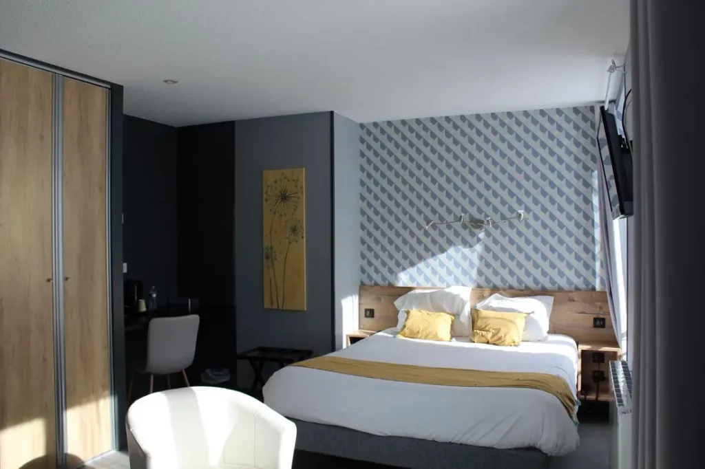Chambre aux coussins jaunes