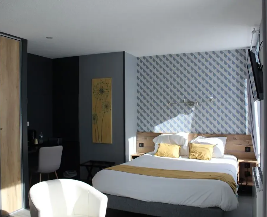 Chambre aux coussins jaunes