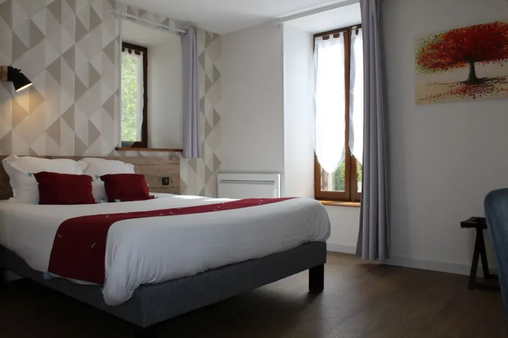 Chambre aux coussins rouges