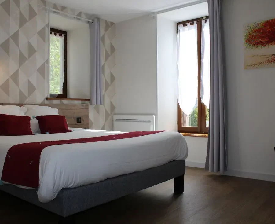 Chambre aux coussins rouges