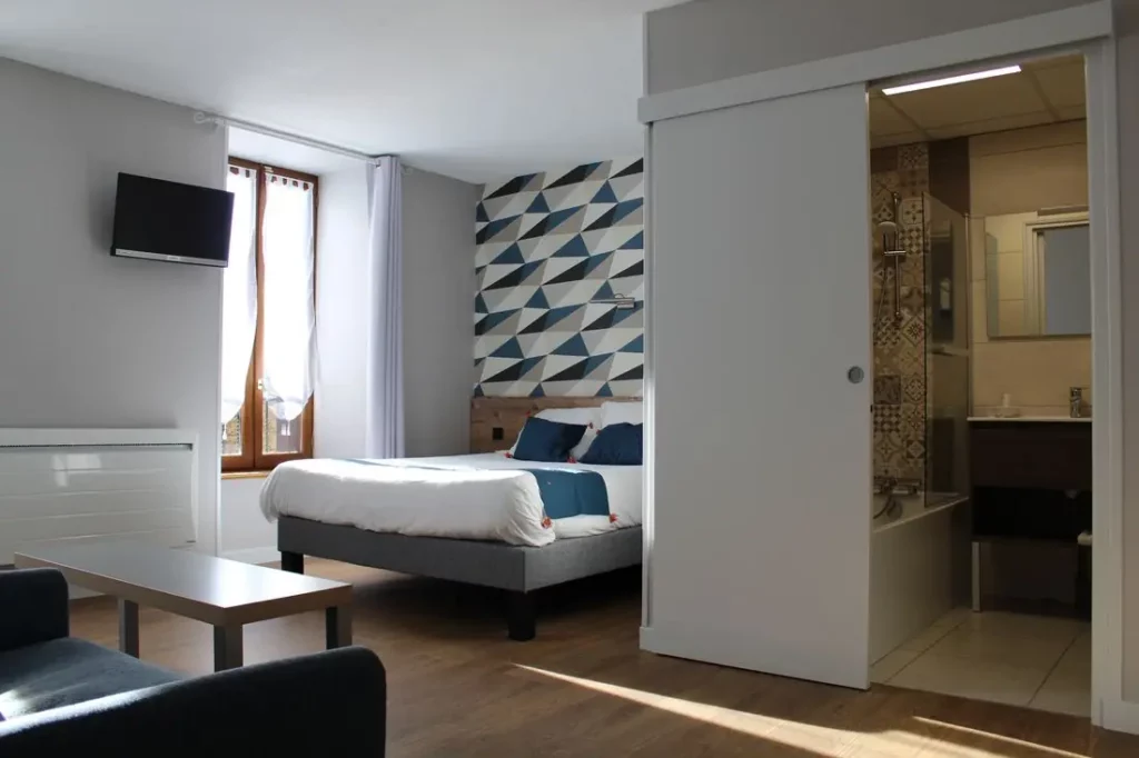 Chambre avec salle d'eau attenante