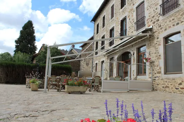 La façade en pierre de l'auberge