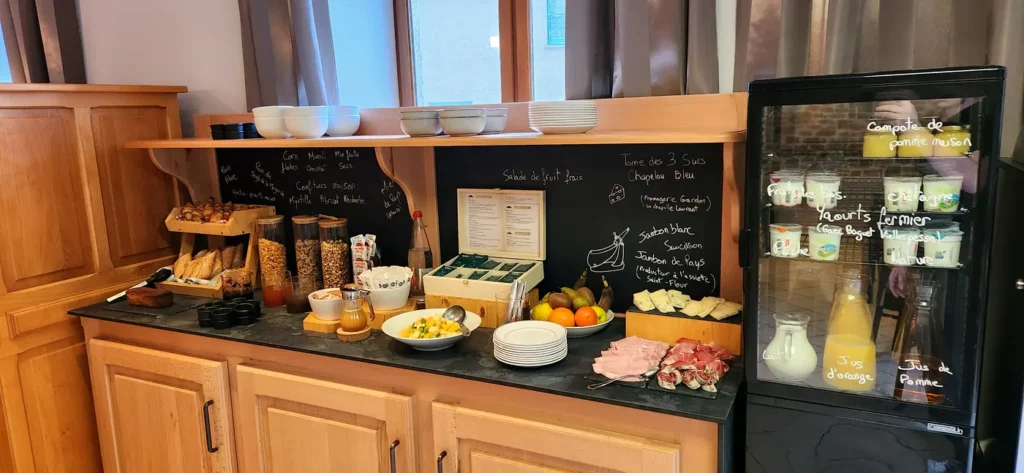 Le buffet du petit-déjeuner : pains, viennoiseries, céréales, fruits, fromages, charcuteries et yaourts fermiers
