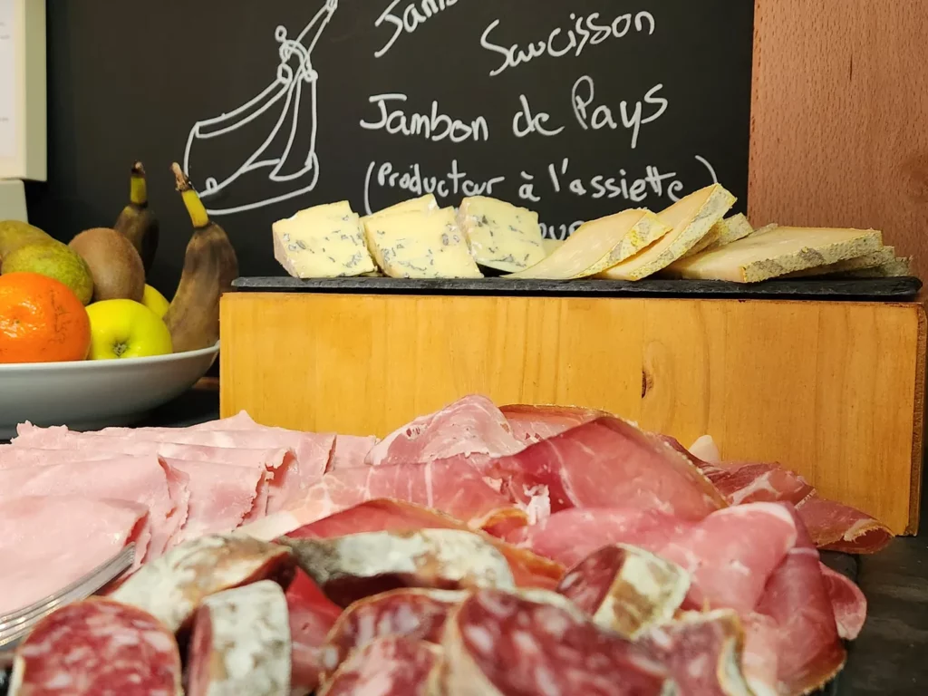 Charcuteries de pays, fromages de la Fromagerie Gardon et fruits frais au buffet du petit-déjeuner
