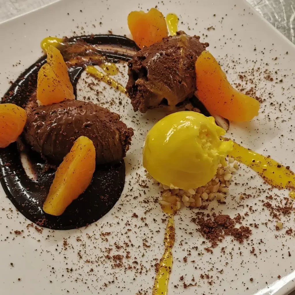 Mousse au chocolat, suprêmes d'orange et sorbet