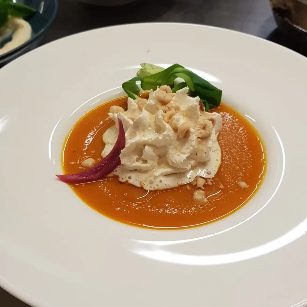 Velouté orange, crème montée et noisettes