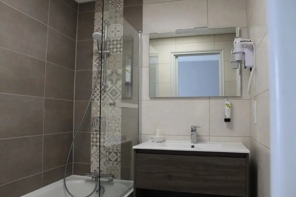 Salle de bain avec baignoire